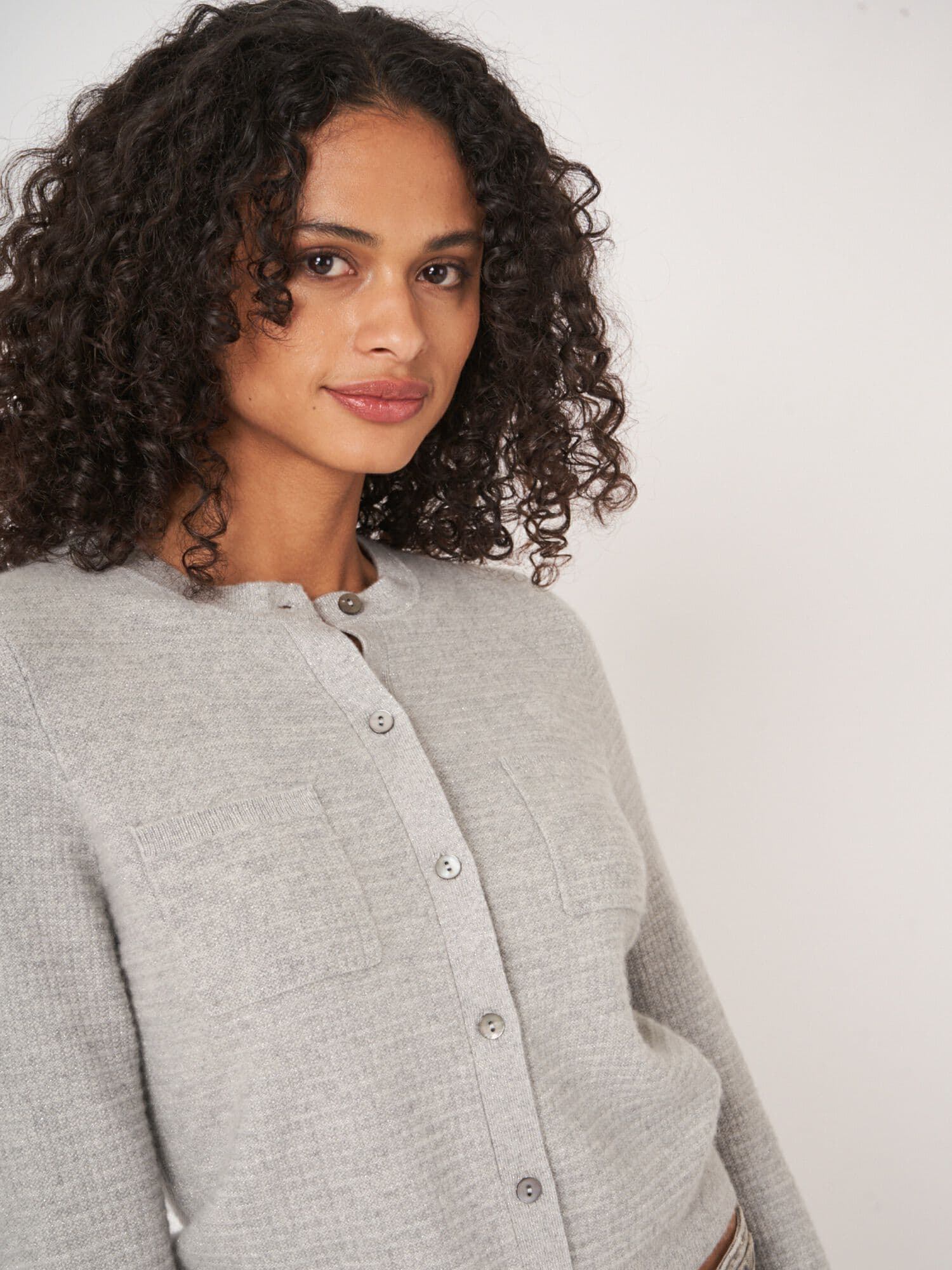 Texturierte Kaschmir-Strickjacke mit Brusttaschen