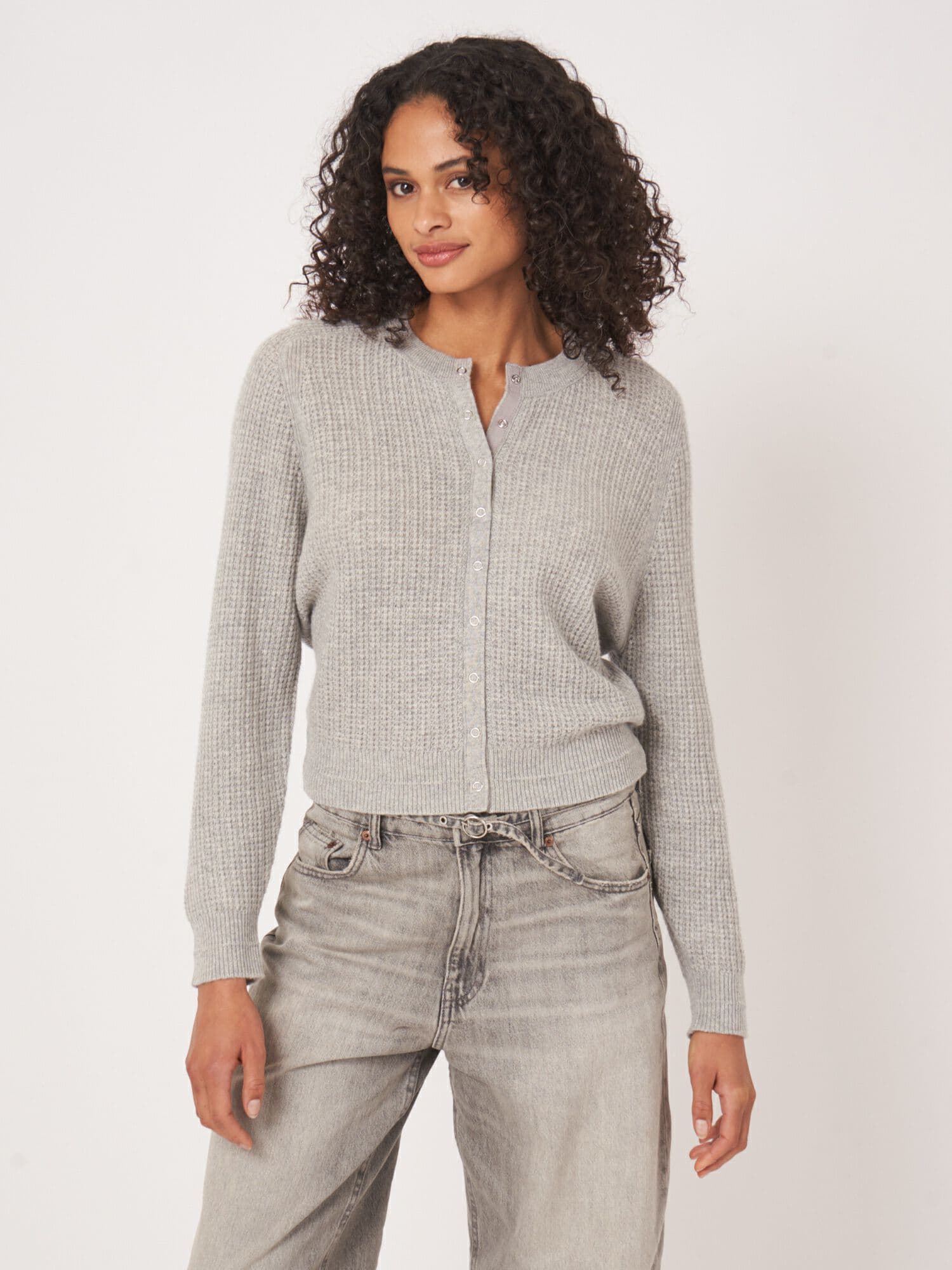 Texturierte Kaschmir-Strickjacke mit Druckknöpfen